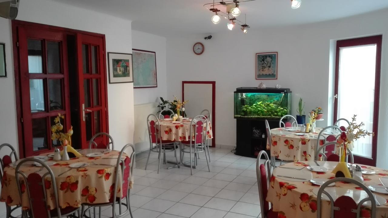 Bed and Breakfast Ria Panzio Esztergom Exterior foto